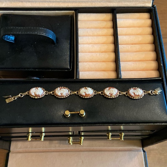 Source Unknown 14K Gold Cameo Bracelet. Barely worn due to small size. - Picture 1 of 5